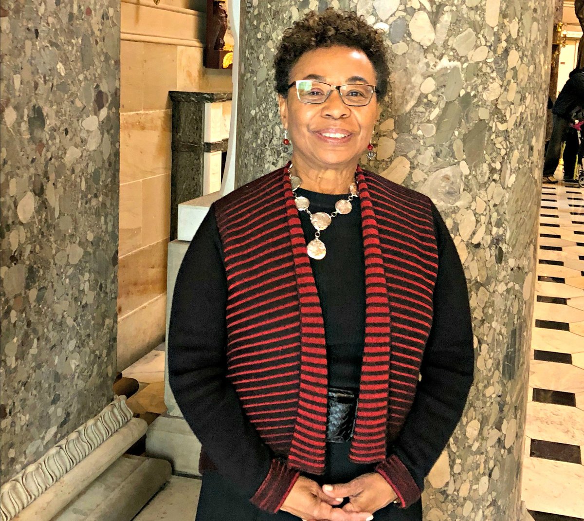 RepBarbaraLee's tweet photo. Today, I’m wearing red in support of our community health centers.  Congress cannot afford to ignore 27 million Americans who are at risk of losing access to their health care. We must #FixTheCliff now! #RedAlert4CHCs https://t.co/7wXKn14hxc