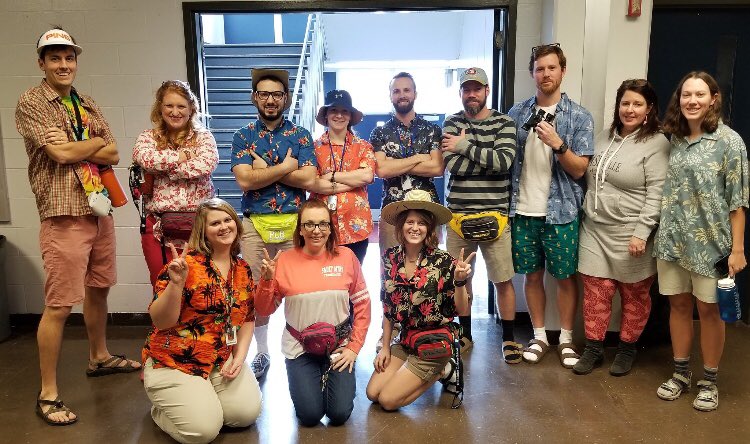 tracibushpe's tweet photo. My favorite spirit week day so far! Tacky Tourist Tuesday #KNOWmoore https://t.co/dr9yXSqctk