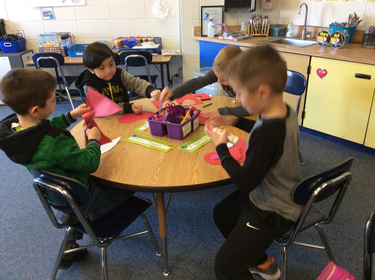 SAkinderPolich's tweet photo. How to make a Valentine!!! We learned how to, made them and exchanged them!! #writersworkshopfun https://t.co/mmuibfHkqW
