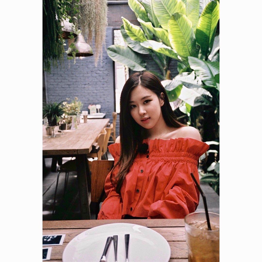 ROSE_FRANCE_FAN's tweet photo. [INFORMATION] 180206  Publication sur le compte Instagram de BlackPink par Rosé💜❤💫
#BLACKPINK #ROSÉ #LESROSESSONTROUGES #VOILAPOURQUOIJEPORTEDUROUGE #💋 #BAHAHA #VOUSMEMANQUEZ #MESBLINKS #LeJourOùJaiBeaucoupMangé 
#JeFaisCommeSiJeNavaisPasÉtéPhotographiée #BLACKPINKHOUSE! https://t.co/P0b9AS9Tn1