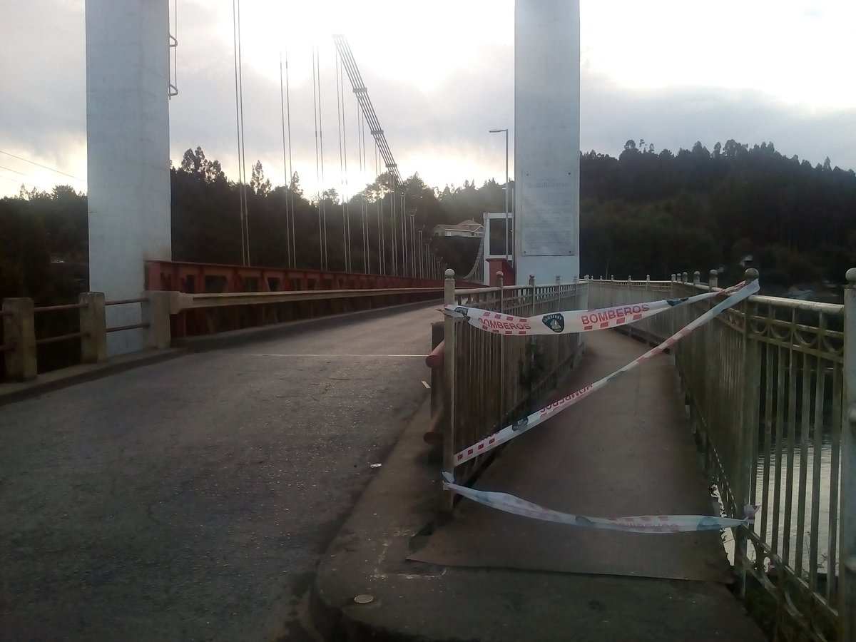 BVascos's tweet photo. Verificando zona afectada. Puente de Carahue, Rio IMPERIAL.@GobiernoV @BomberosdeChile @GobiernodeChile 

 Que harán? @ilegal_mop un nuevo puente.? https://t.co/P5bLxQxDyD