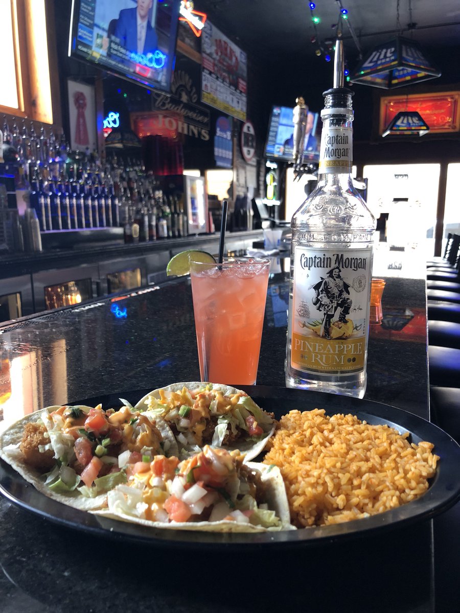 _JohnsBigDeck's tweet photo. The new Captain Morgan sassy pineapple drink! A little mid day buzz! #kcjoint #captainmorgan #tacotuesday #johnsbigdeck https://t.co/h8QU5PSZ0S