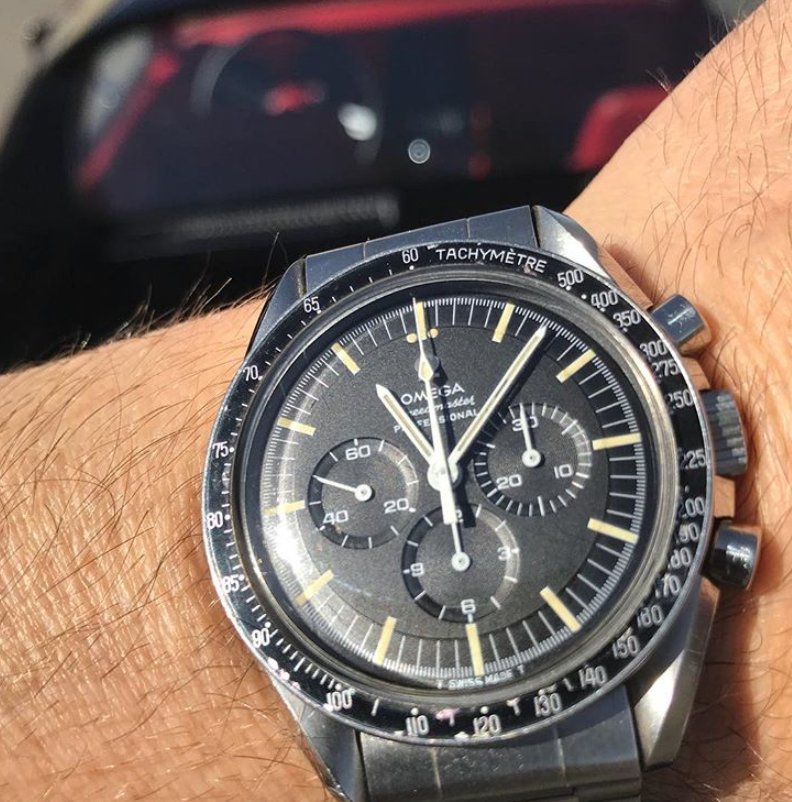 RobertMasonVOX's tweet photo. Ah, the #60’s ... Really love the old skool @omegawatches
#omega #speedmaster321 #1968 #speedytuesday driving the 1968 #corvette #tuxedoblack #red #dayoff #morningdrive #day #ima60’skid #bmf https://t.co/yaKOeJKcf2