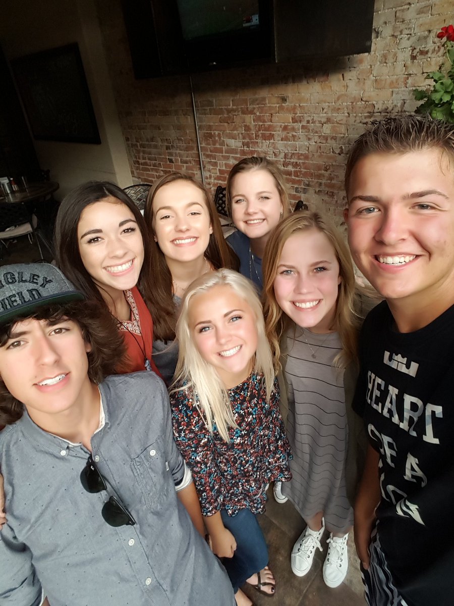 __jacks35's tweet photo. Missing all these people and everyone else from our graduating class❤ love you all!! https://t.co/HDbtkqDamb