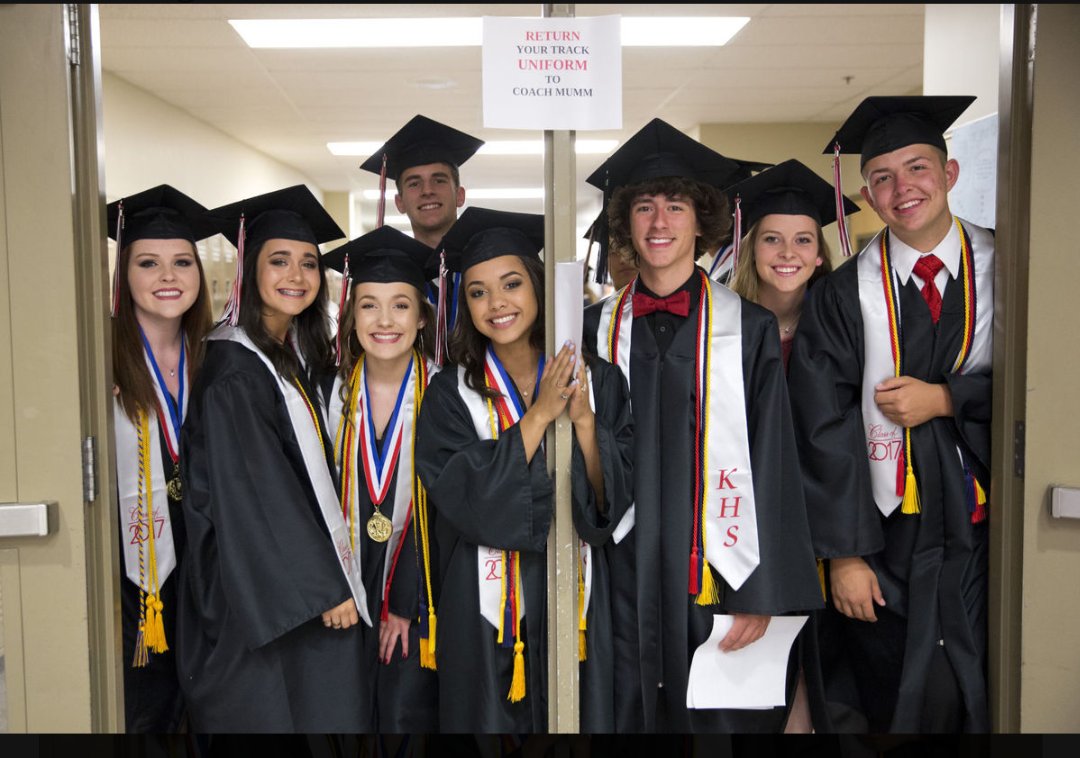 __jacks35's tweet photo. Missing all these people and everyone else from our graduating class❤ love you all!! https://t.co/HDbtkqDamb