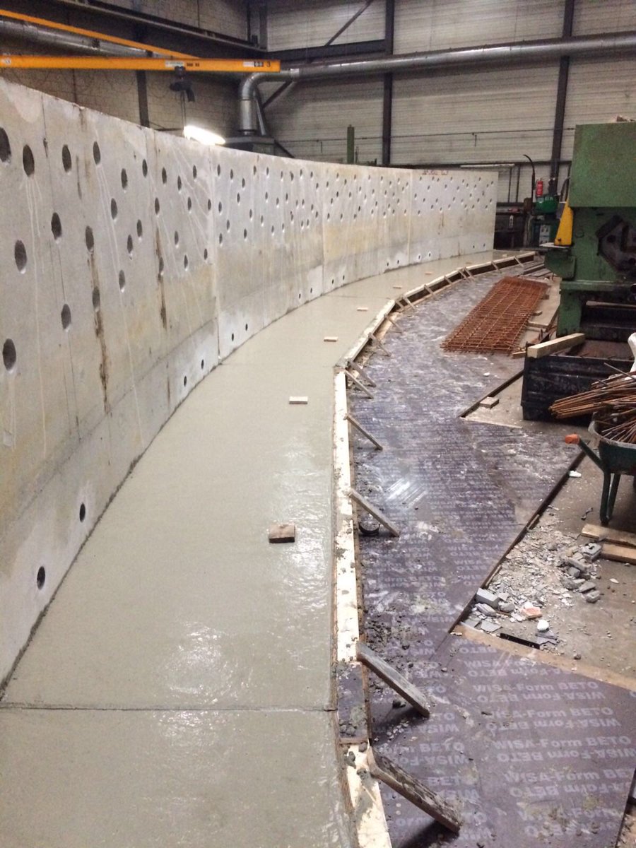 Vandaag onder zonnige omstandigheden op locatie bezig met constructie werk en in onze werkplaats met prefab beton elementen voor monument &amp; zwaluwwand #warten #WOII <a href="/provfryslan/">Provincie Fryslân</a>