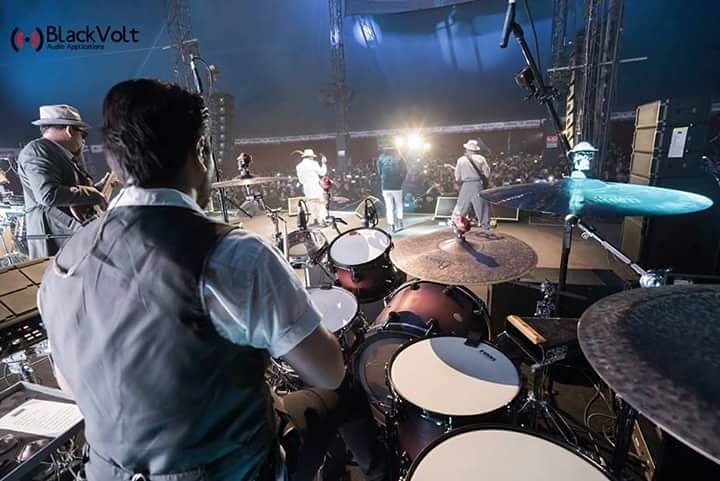 Blackvoltaudio's tweet photo. Así utiliza #MiguelSabbagh sus clips #DrumClip en su Snare y Floor tom para controlar la resonancia de los parches en un concierto en vivo!
#drums #drummer #magnakey #blackvoltaudio #audioperfecto #musiclife #livesound #partners #eficiente #funcional #hear #malditavecindad https://t.co/cjb1lL2sTn