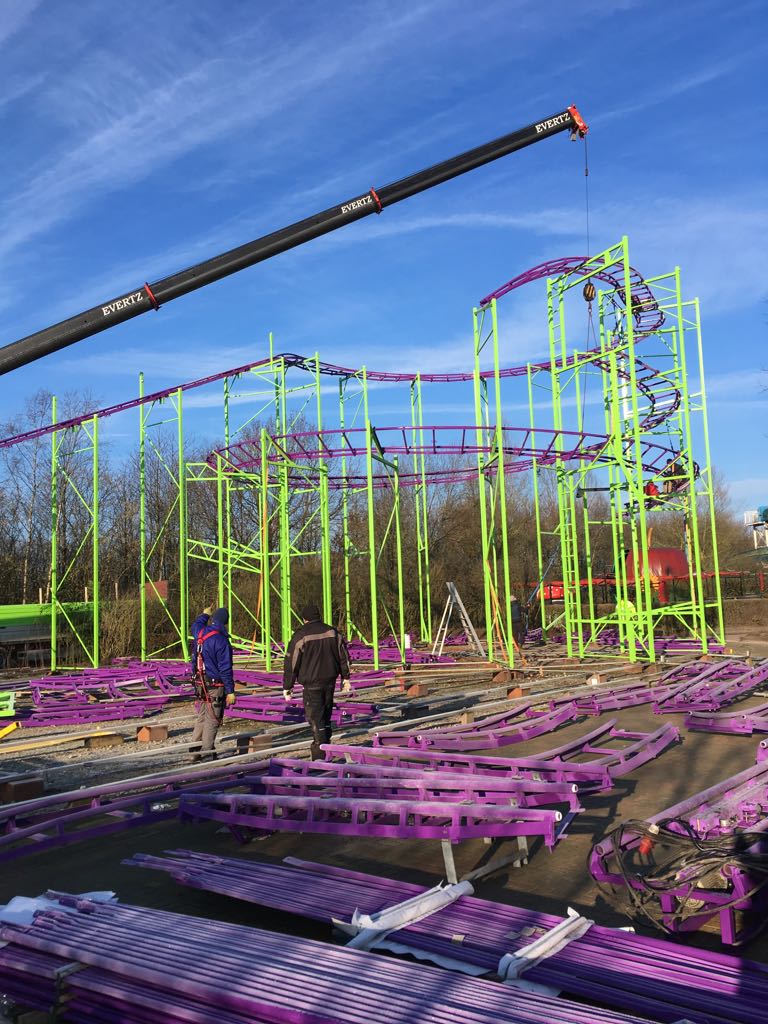 Nog 52 dagen voor de opening van het seizoen 2018 #Duinenzathe #Appelscha.  Ons team is alweer volop aan het opbouwen! Ook onze London City Coaster is volledig nagekeken en voorzien van frisse nieuwe kleuren. Vet cool 👊 Hebben jullie er ook weer zo veel zin in??