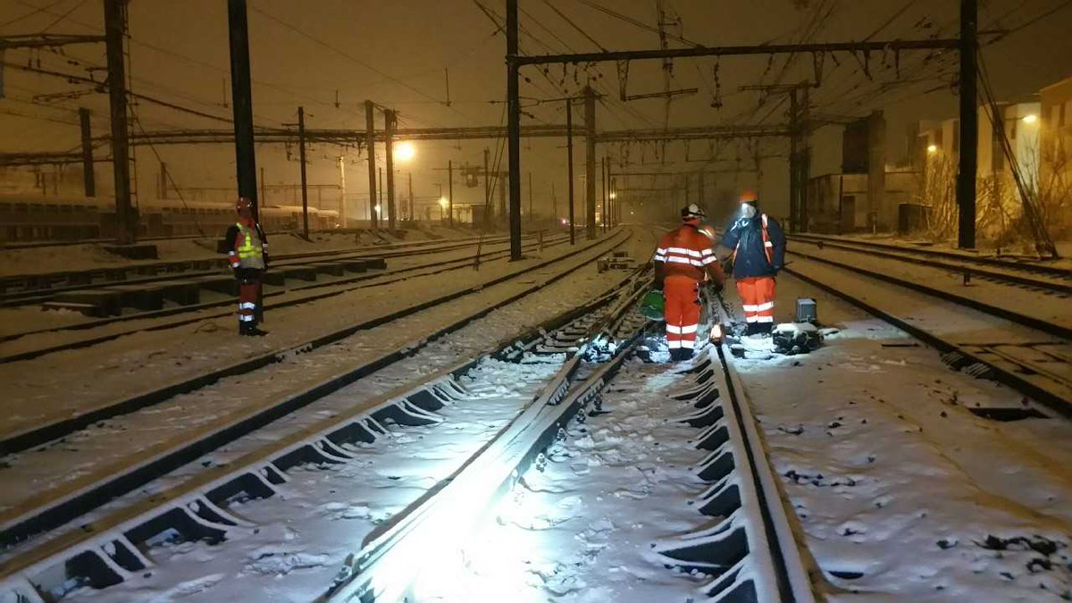SNCFReseau's tweet photo. L'ensemble des équipes @SNCFReseau est mobilisé pour faire face à l'épisode neigeux et permettre la circulation de vos trains ce soir et demain matin.

#Neige #NeigeParis https://t.co/zLCbJQcMzC