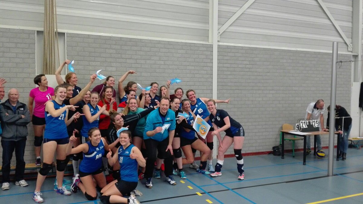 Timios D2 bedankt de scheidsrechter samen met tegenstander <a href="/leythondc/">leythondc</a> D3 na 3-1 winst voor Timios! #nevobo #eenweekisbesteenbeetjeschraal.