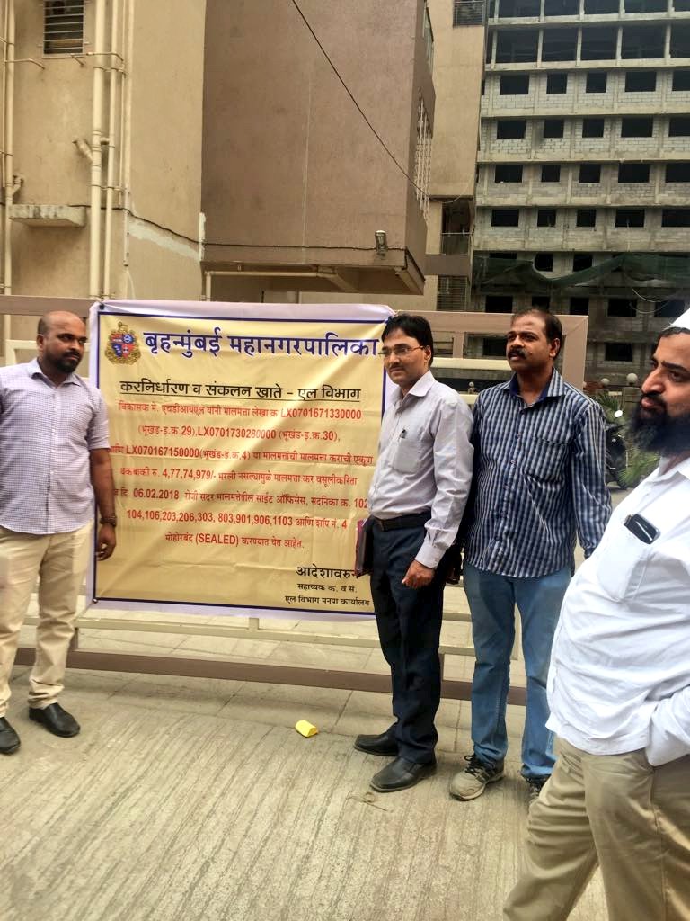 Mumbaikhabar9's tweet photo. 17 flats sealed by 'L ward' BMC officials at Premier Exotica 2 in Kurla today for non-payment of property tax. Arrears amounted to Rs 4.17 crores. https://t.co/0nySljCt8m