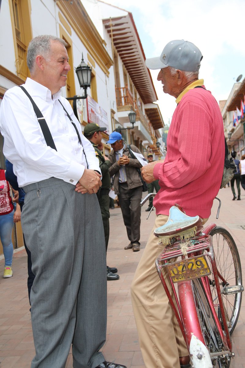 A_OrdonezM's tweet photo. Hoy visité a nuestra patrona y caminé por las calles de Chiquinquirá (Boyacá), charlando con quienes decidirán el rumbo del país. Los colombianos no toleramos más crimen e impunidad. El 11 de marzo, en las urnas, lo demostraremos de nuevo. https://t.co/TU7NqDR6IQ