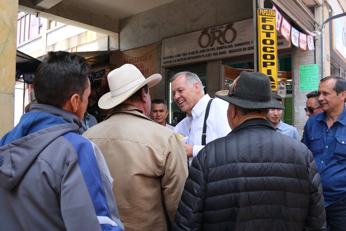 A_OrdonezM's tweet photo. Hoy visité a nuestra patrona y caminé por las calles de Chiquinquirá (Boyacá), charlando con quienes decidirán el rumbo del país. Los colombianos no toleramos más crimen e impunidad. El 11 de marzo, en las urnas, lo demostraremos de nuevo. https://t.co/TU7NqDR6IQ
