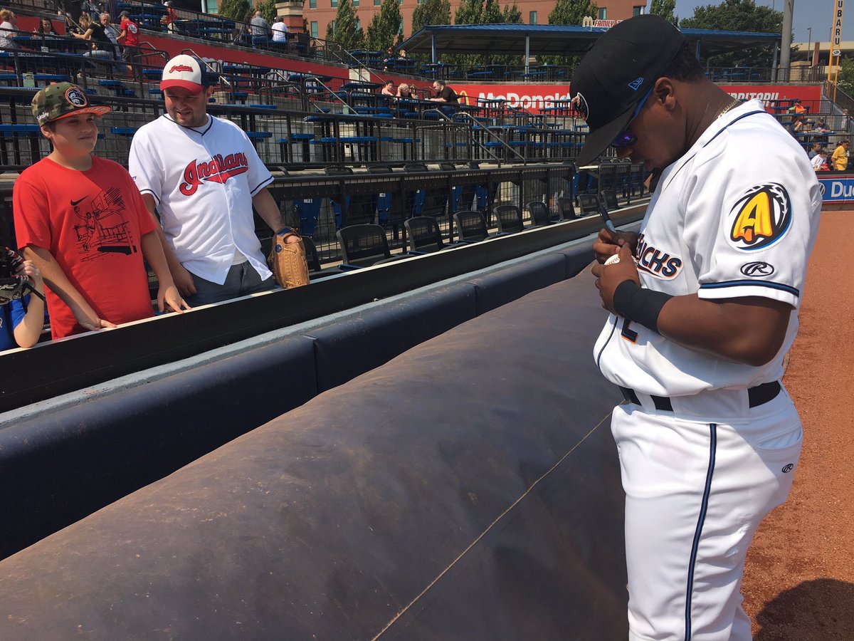 One of my favorite part in baseball take of couple minute with that fans before that game starts⚾️⚾️ See you soon guys 😍😍❤️❤️💋💋