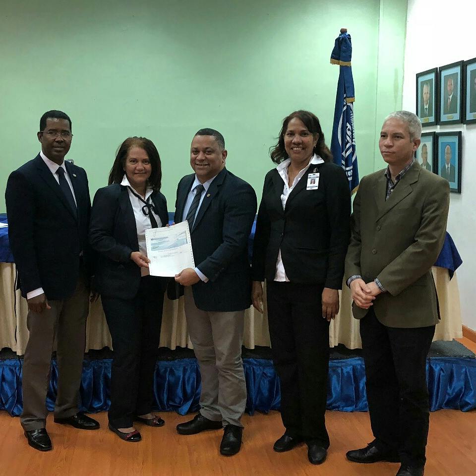 CodiaCentral's tweet photo. Pte. #CodiaRD reconoce empleada del mes
En reconocimiento a su responsabilidad y cumplimiento en las labores encomendadas @juancruz41, entregó a Mercedes Ferreira Paredes, un aporte en su calidad de empleada del mes.
#CodiaTrabajando #FamiliaCodiana https://t.co/gPlCQSt6uw