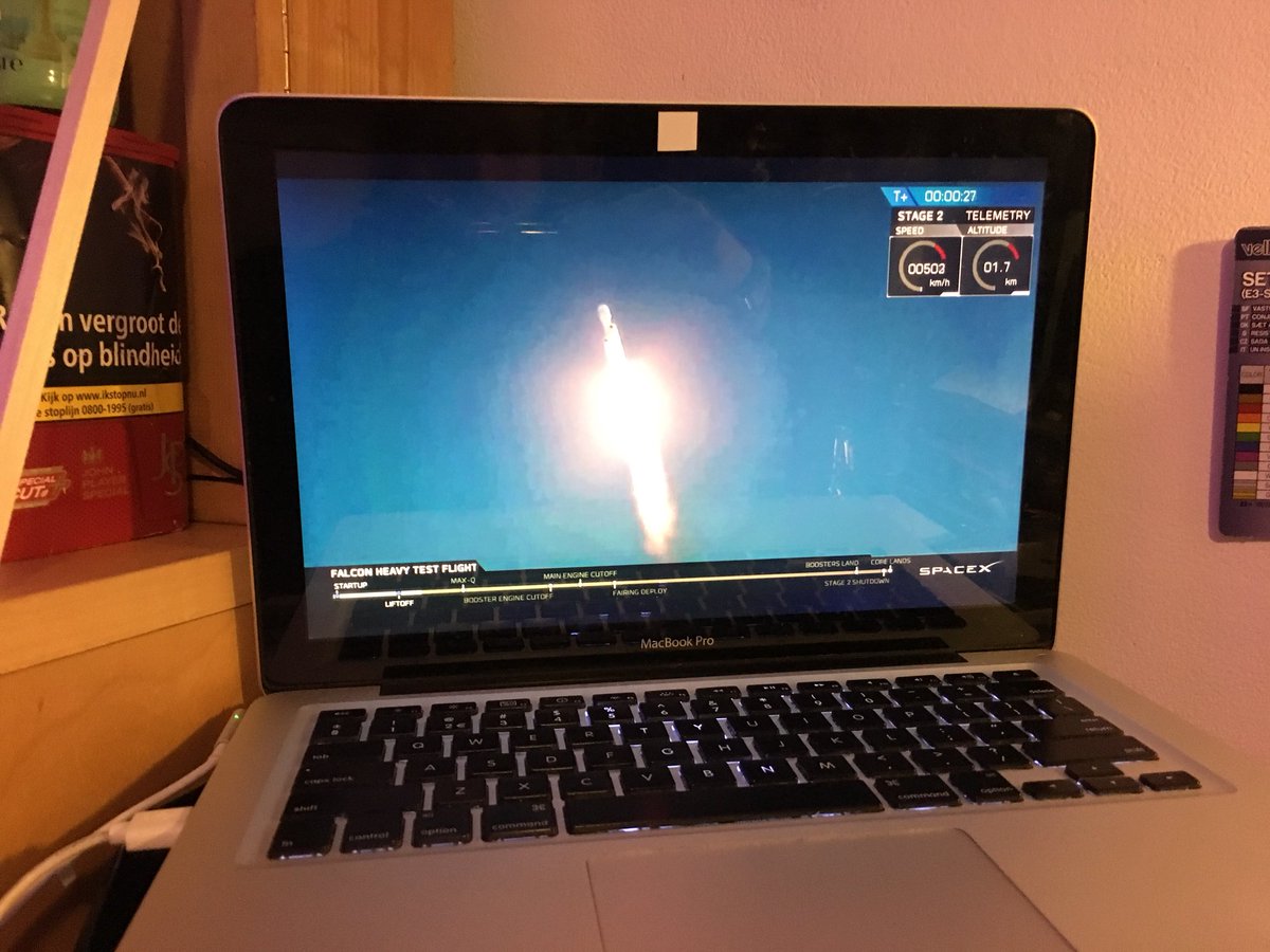 dnblm's tweet image. Liftoff! #SpaceX #FalconHeavy