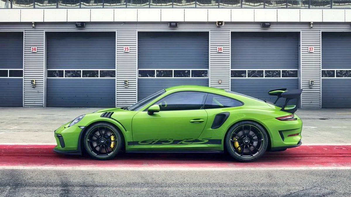 Porsche911UK's tweet photo. 2019 Porsche #911GT3RS Gen2 520hp GT3 RS Facelift (991.2) Leaked, Looks Great In #MambaGreen
leaked by #Drivecomau 😳 https://t.co/0YLKfQeUwd