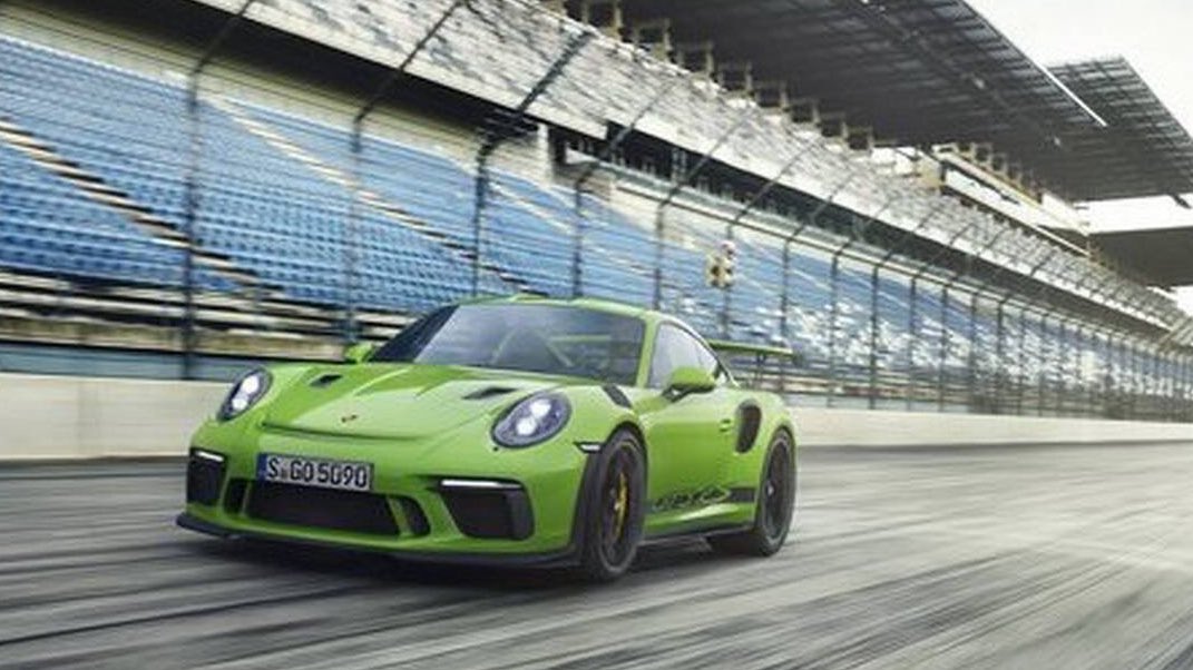Porsche911UK's tweet photo. 2019 Porsche #911GT3RS Gen2 520hp GT3 RS Facelift (991.2) Leaked, Looks Great In #MambaGreen
leaked by #Drivecomau 😳 https://t.co/0YLKfQeUwd