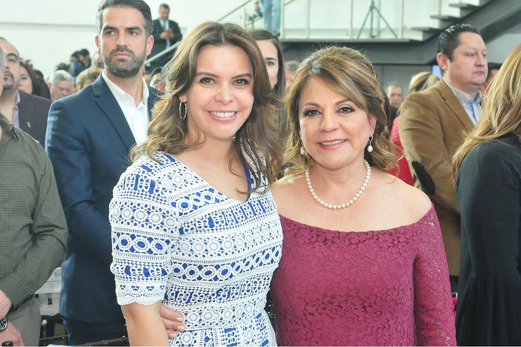 LauraBarreraF's tweet photo. Felicidades Pdta. Elvira Barrantes @DIF_Durango por la entrega de resultados en beneficio de las familias duranguenses, trabajo que realizan a favor de quien más nos necesita; mi reconocimiento #PrimerInforme #DIFDurango @AispuroDurango https://t.co/keYI4vTtJx