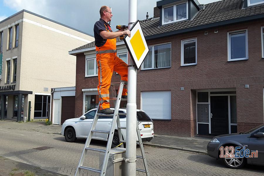 🚨 Meer veiligheid, minder verkeersborden 112.press/QFJ5hf #Ede #112Nieuws https://t.co/tGIfPwhGLs
