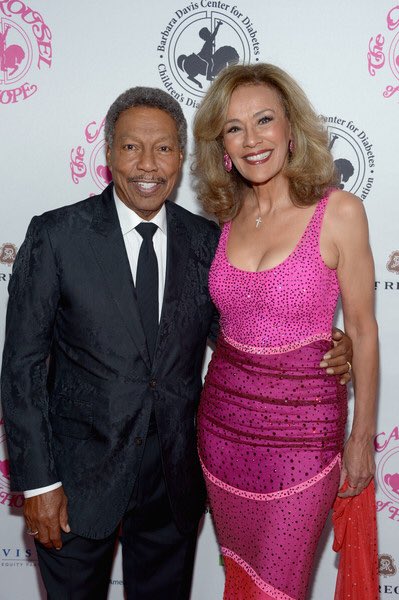 TellJonathan's tweet image. Can’t be the only @nbcdays fan wishing @carlivatiron would write in a visit from Lani’s Mom (Abe’s former lover) #TamaraPrice played by #TheFifthDimension’s #MarilynMcCoo Heck, her real-life hubby could play Lani’s step-Dad #IfIWroteDAYS @McCooandDavis @SalStowers @JreynoldsJames