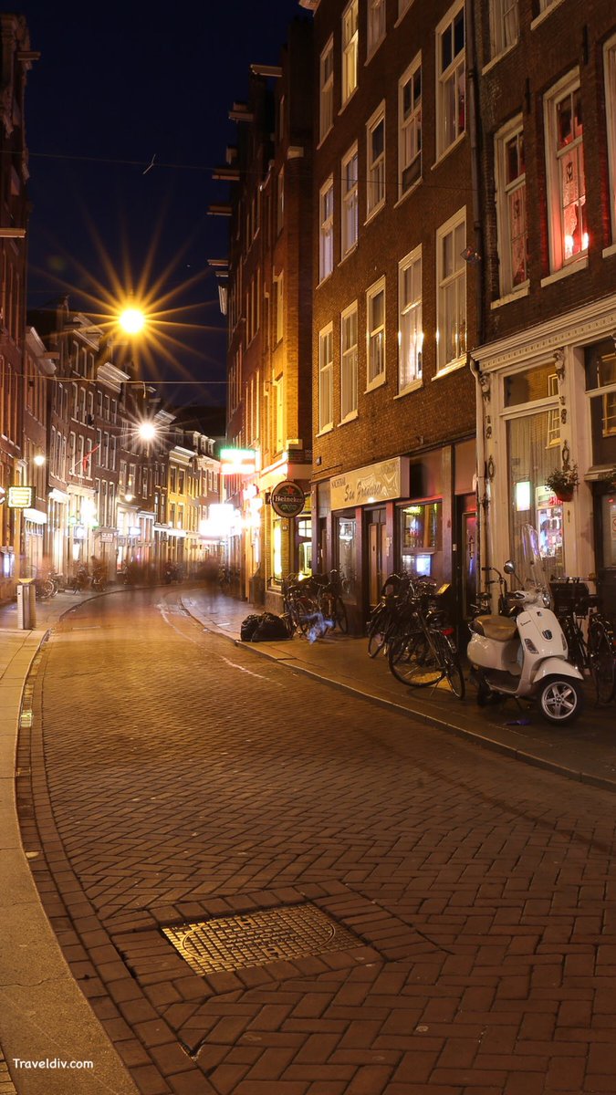 صور التقطتها بين ازقة امستردام و قنواتها المائية ، وجدت بها كمية من الجمال لا يمكن رؤيته في باقي العواصم المملة .
.
السياحة في #هولندا واريافها سحر لن انساه .
.
حمل دليل هولندا السياحي على جوالك من #ترافيل_ديف و اكتشف كل اسرار السياحة في الاراضي المنخفضة .
traveldiv.com/%D8%AF%D9%84%D…