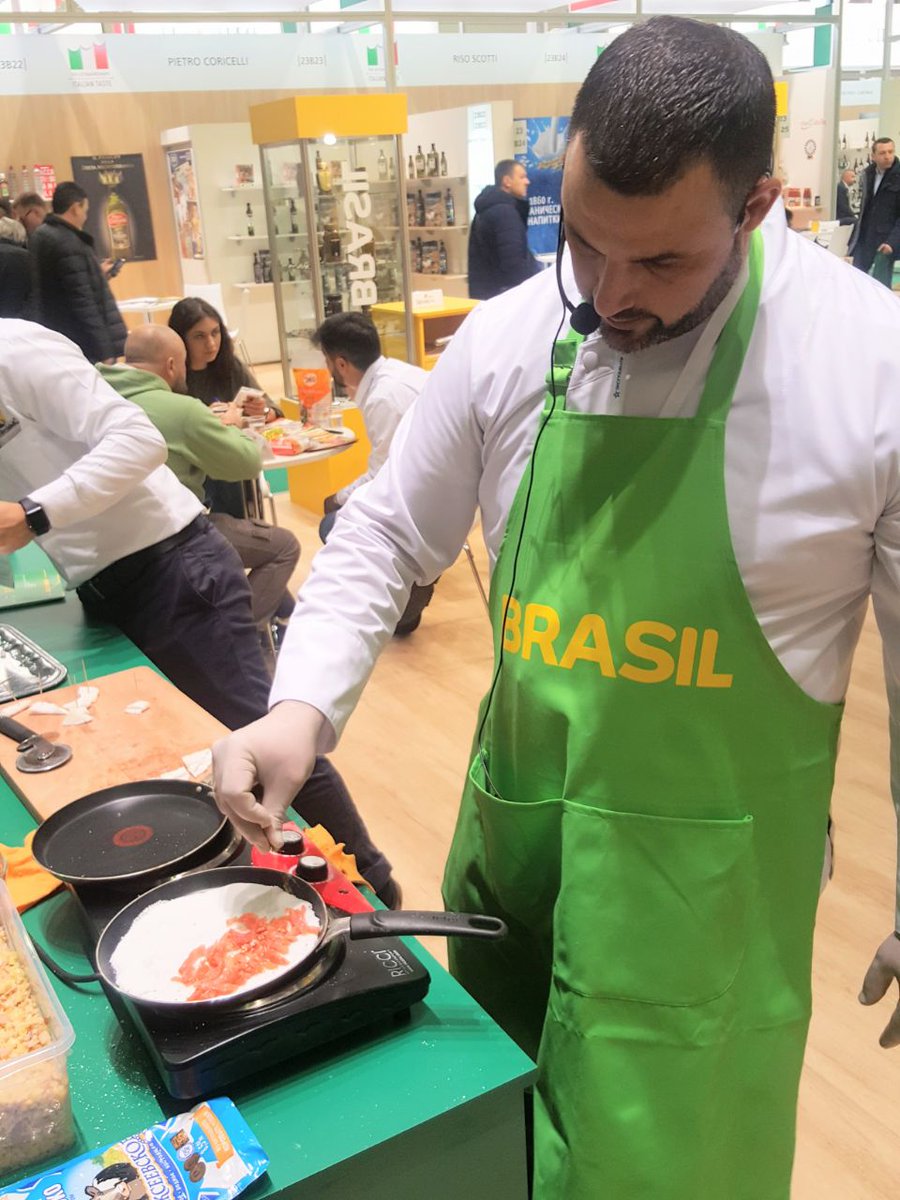 ApexBrasil's tweet photo. PRODEXPO 2018: para comprovar a versatilidade da tapioca, o chef Roberto Santos preparou uma versão ao sabor russo, aproveitando a receita de uma tradicional panqueca do país que leva salmão e funcho. #PRODEXPO2018 #ApexBrasil #TapiocaDaTerrinha https://t.co/CsY872Ql7R