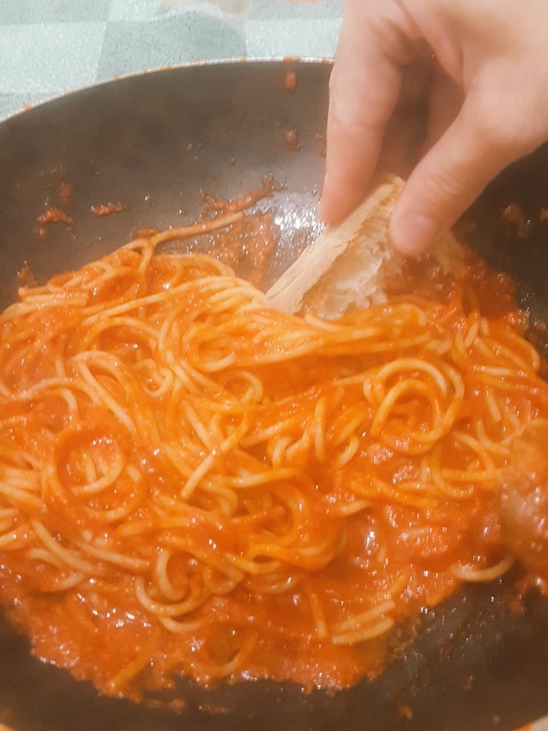 GiuseppeDs91's tweet photo. #fiorello improvvisa con uno #scarpariell 
#Sanremo2018 https://t.co/XJpEzkSyf1