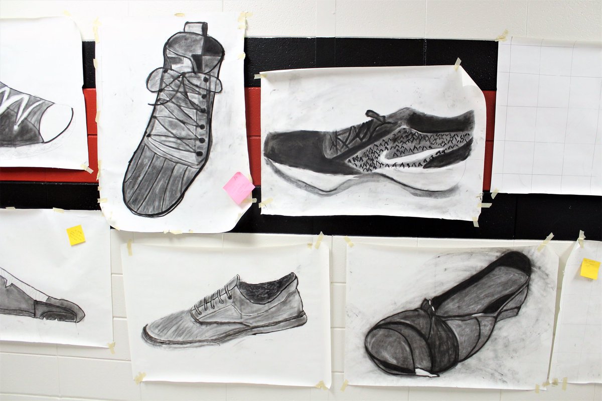 krKaiserART's tweet image. VA1 livening up 100 hall with large scale charcoal drawings + practicing the art of constructive criticism for critique day... #RedskinsCreate #KeepinIt💯 #PrideoftheTribe