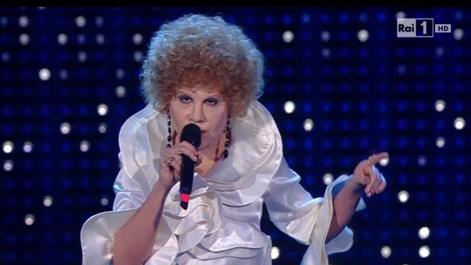 DrApocalypse's tweet photo. Pure il vestito. Chi imita chi? #vanoni #virginiaraffaele #sanremo2018 https://t.co/Eh2WKmWEUo