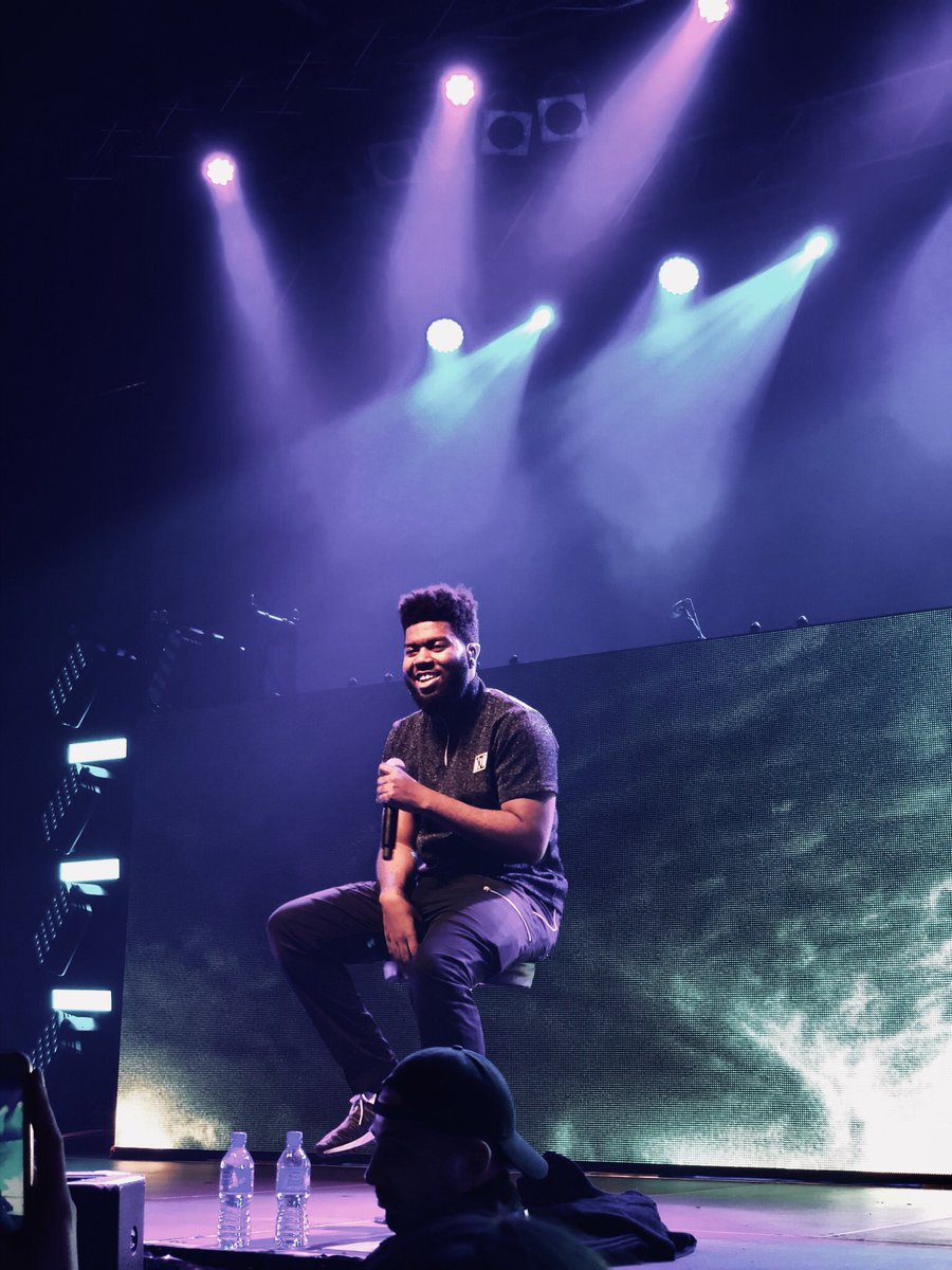 onlyangel444's tweet photo. king of dance moves and writing killer songs. king of interacting with his fans and picking up every single rose. king of turning the crowd into the biggest dance party and making everyone smile. king of everything positive. @thegreatkhalid. ⚡️ https://t.co/sVX6jEYE5k