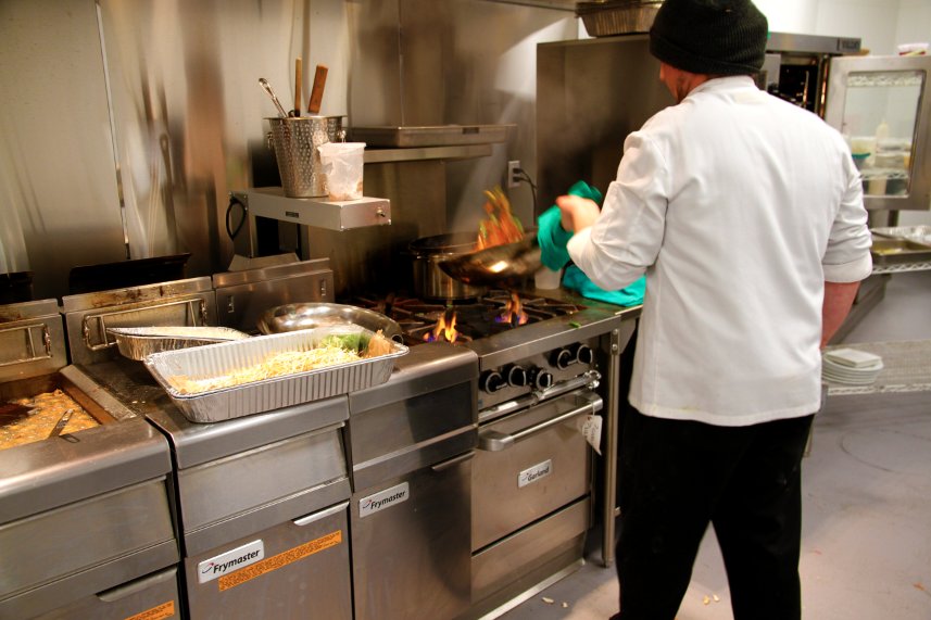 Applausekosher's tweet photo. Some of our wonderful Applause Kosher Catering chefs hard at work in the kitchen this afternoon! 🍴💫 #ApplauseCatering #KosherCatering #Kosher https://t.co/4KnTFCfsSz