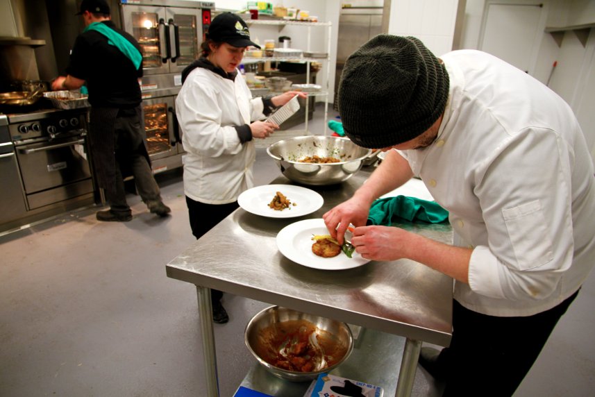 Applausekosher's tweet photo. Some of our wonderful Applause Kosher Catering chefs hard at work in the kitchen this afternoon! 🍴💫 #ApplauseCatering #KosherCatering #Kosher https://t.co/4KnTFCfsSz