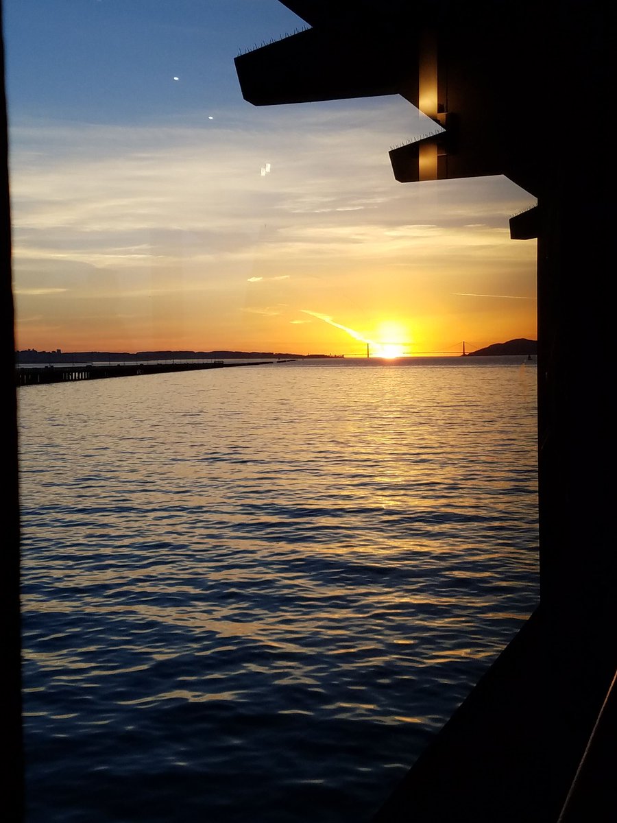 DiabloDish's tweet photo. @SkatesOnTheBay Late afternoon cocktails at Skates on the Bay ... ah, the good life. https://t.co/CNxrsHf3tl