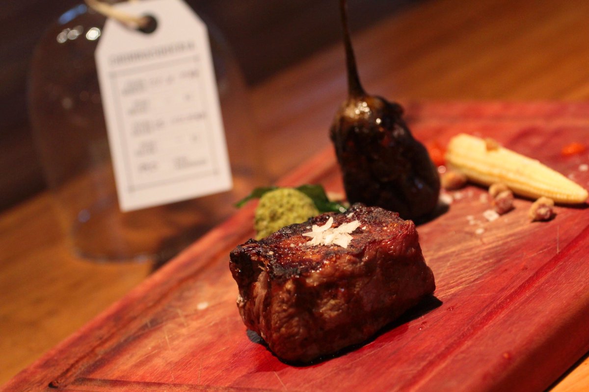 Tercer paso de #MESAdeVerano:
Bife dry age (90 días), berenjenas en almíbar y rocoto, huevo de codorníz rebozado y emulsión de ajo negro