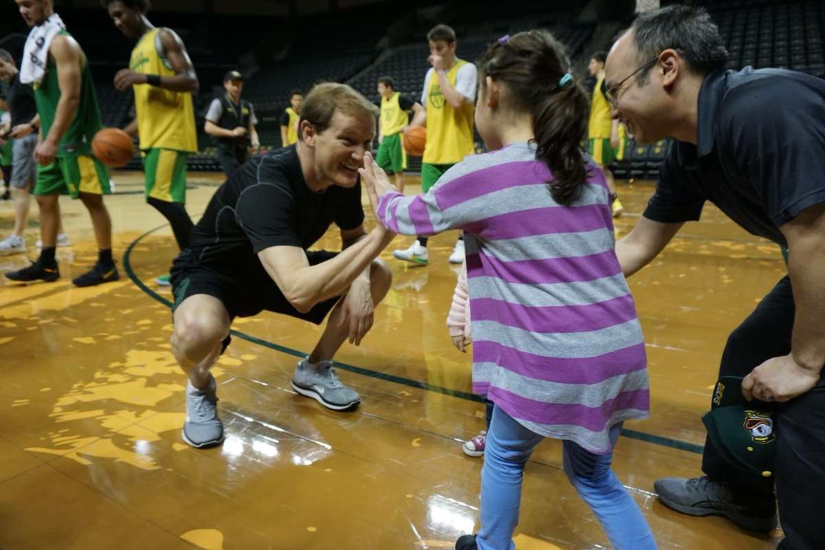 Now when you vote for @OregonMBB Coach Altman in the @INFINITIUSA Coaches' Charity Challenge he could win an extra $1,000 for @CMNHospitals! Take a timeout right now & post on IG + TW with hashtags #Timeout2vote #CoachDanaAltman #contest. • • • Photos courtesy of @peytonmurry