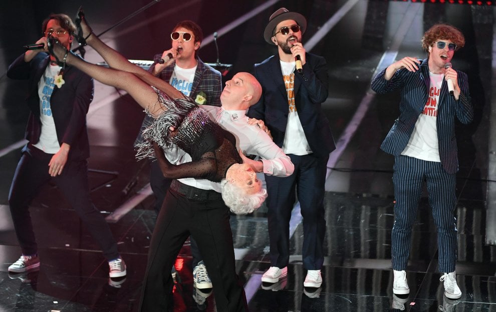 RepSpettacoli's tweet photo. #Sanremo18 Con #LoStatoSociale arriva "la vecchia che balla". E l'Ariston impazzisce [FOTO] https://t.co/Oje7M5tit5 https://t.co/UJZtUbzwwa