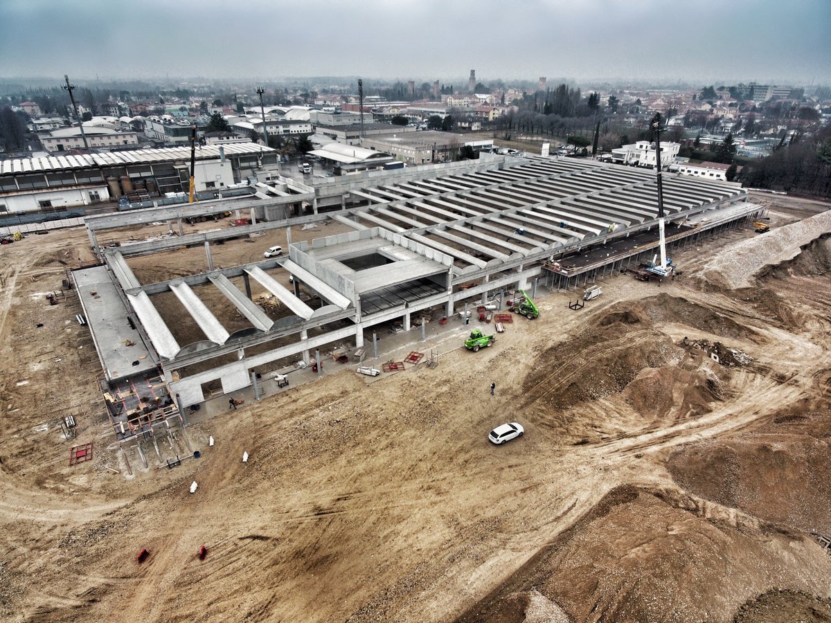 ipermontaggi's tweet photo. An #amazing #aerial view of the #urban #renewal for the F.lli Lando SpA. We’re near #Venice 🇮🇹 and this is an #innovative #precast #bulding of 13.000 Sqm 😮 that we’re building in collaboration with Pre System SpA

#iperlando #food #supermarket #ipermontaggi #buildings #cranes https://t.co/6mIFYMZsJR