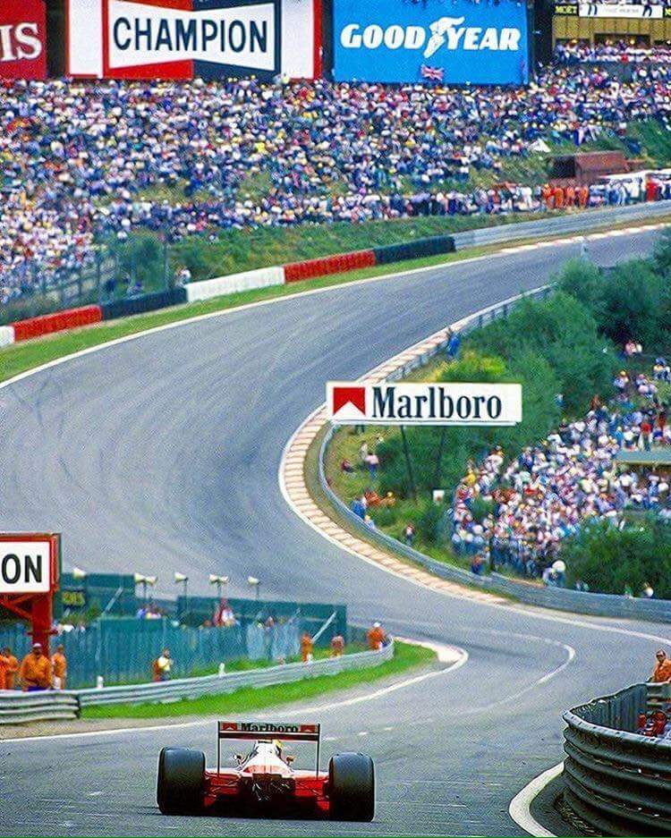 FelipeGalvao90's tweet photo. Que imagem! 
Eau Rouge, Spa Francorchamps. SENNA. https://t.co/etm5bpKgBF
