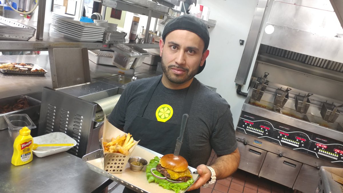 Reubenmngr's tweet photo. Just my dinner lead cook Alfredo presenting a beautifully executed OTC and demonstrating it to the rest of the team.#chilislove @chilisdave @Ernest___Perez @ShawnGowin1421 @NonesErin @ShawnaKrueger2 https://t.co/UA9h0Fa7b0