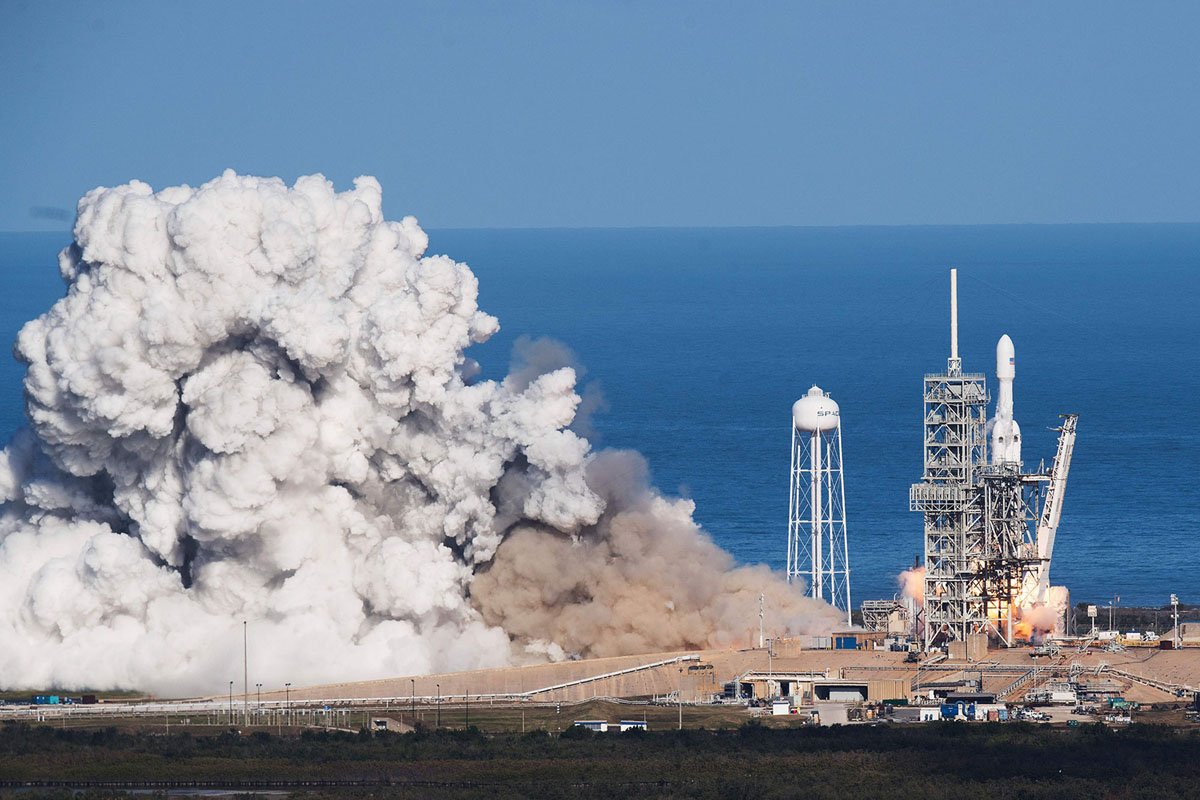 dtrinkle's tweet image. RT @TheAtlantic: Photos: The launch of the SpaceX Falcon Heavy theatln.tc/2FSucGD
