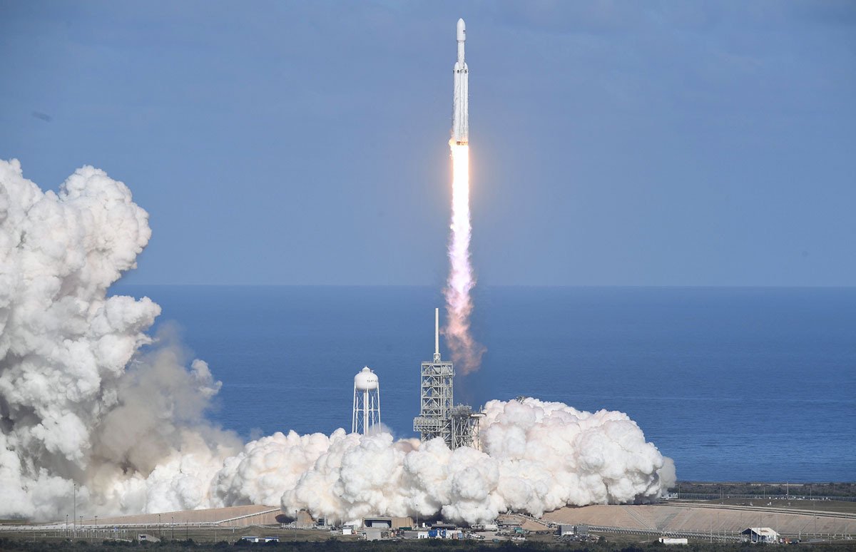 dtrinkle's tweet image. RT @TheAtlantic: Photos: The launch of the SpaceX Falcon Heavy theatln.tc/2FSucGD