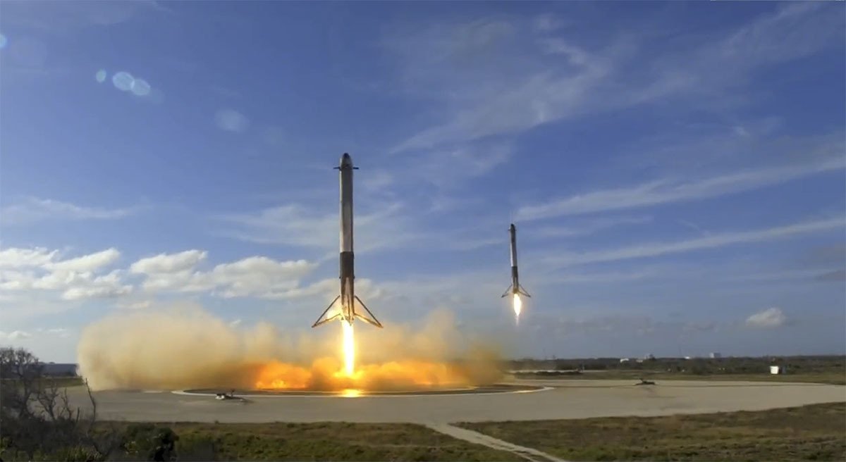 dtrinkle's tweet image. RT @TheAtlantic: Photos: The launch of the SpaceX Falcon Heavy theatln.tc/2FSucGD
