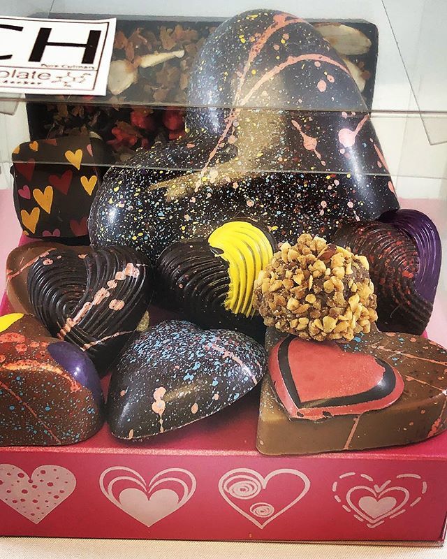 AuthorColleenH's tweet photo. The Heart collection - getting them together and making them pretty! This is one of the “everything’s good” packages - for people who can eat any chocolate. Last day to order is Friday February 9th 💕💕💕#chocolate #chocolatier #valentinesday #madeiny… https://t.co/FaoDuMlOkt https://t.co/PeKv1ALAUW