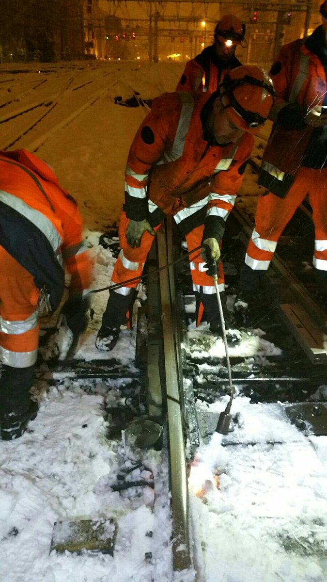 DanielGardeux's tweet photo. Cette nuit dans toutes les gares les cheminots continuent de nettoyer et surveiller les aiguillages pour que les premiers trains du matin roulent (photos des agents à Montparnasse) #neige #IPSO https://t.co/Sg64Zjahyp