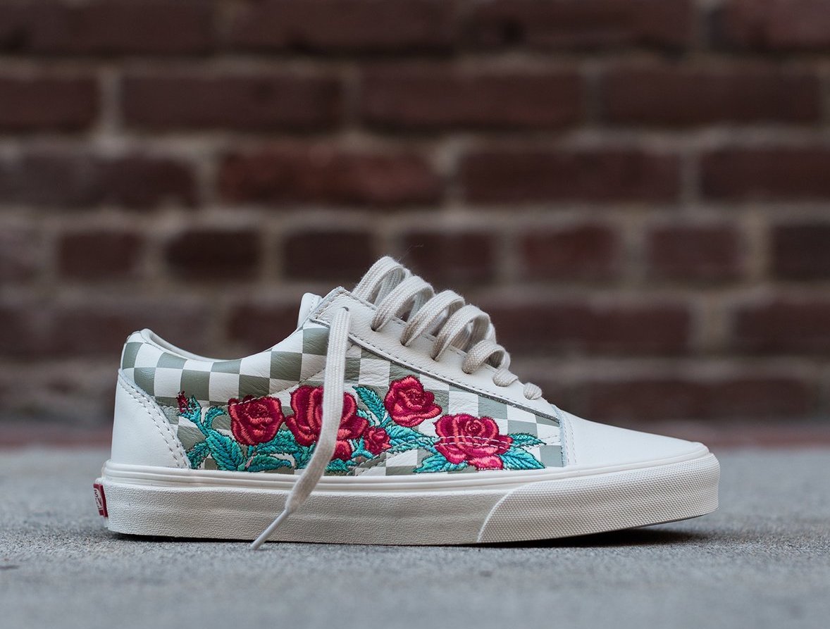 SneakerShouts's tweet photo. LIVE via @Karmaloop 
Vans Old Skool DX "Rose Embroidery" with FREE shipping 

BUY HERE: https://t.co/0cXf5GReo0 https://t.co/yHMJCX29pm
