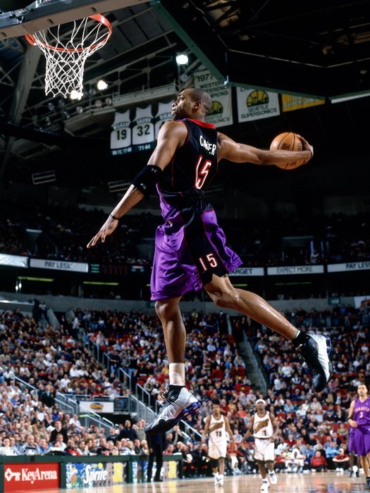 Cata ちなみにこの股の間を通すダンクにおいてなぜ両足跳びがすごいのかと言いますと片足跳びは既に跳躍時に右足が上がっているのでボールを通すのが容易なのに対し両足跳びはあえて足を引き上げなければならないため難易度が高いのです Nbaのコンテスト