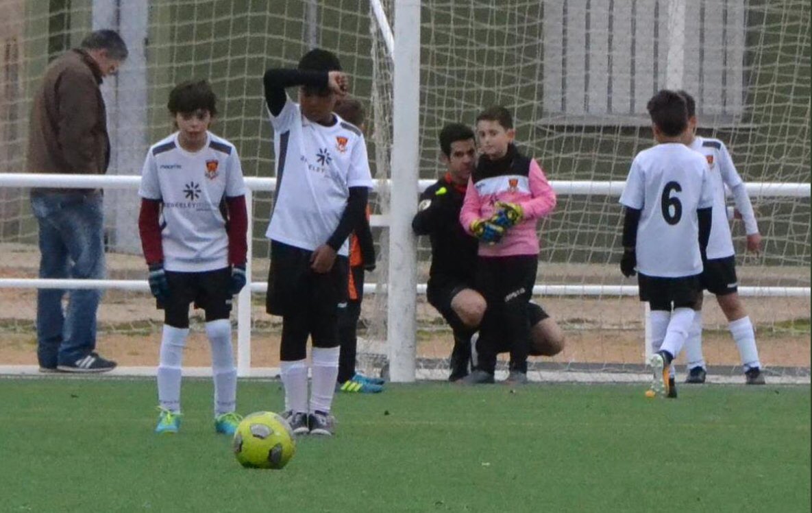 isaacfouto's tweet photo. David Téllez (@PuyiDavid) el árbitro que salvó la vida a un chaval y que ayudó a un portero benjamín a colocar la barrera. Porque los árbitros también son personas y deportistas. Enhorabuena y gracias por haber estado en @partidazocope https://t.co/CWOR9gYdG1