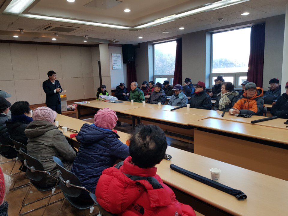 seohzzz92's tweet photo. 상대원1동(동장 이성진)에서 실버환경지킴이 어르신들께 안전교육을 실시하였습니다!! 추운 날씨에도 깨끗한 환경을 위해 힘써주시는 어르신들이 있어 상대원1동은 든든합니다♡
#성남시 #상대원1동 https://t.co/Z4EcN1GTLu