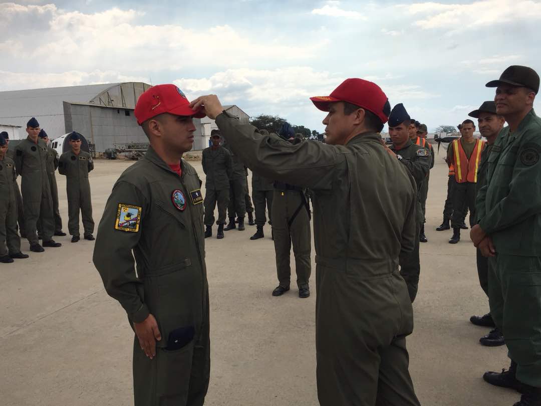 GEA18_OFICIAL's tweet photo. Imposición de gorra, bufanda y parches del Escuadrón, de Vuelo Primario  Nª 181, a los primeros Cardenales de la Promoción 2015 luego de realizar con éxito su Primer VUELO SOLO en el Sistema DA 40NG. #misionpichon #aviacionmilitar #gea18 #aviaciondetransporte https://t.co/9LcEsnBPJn
